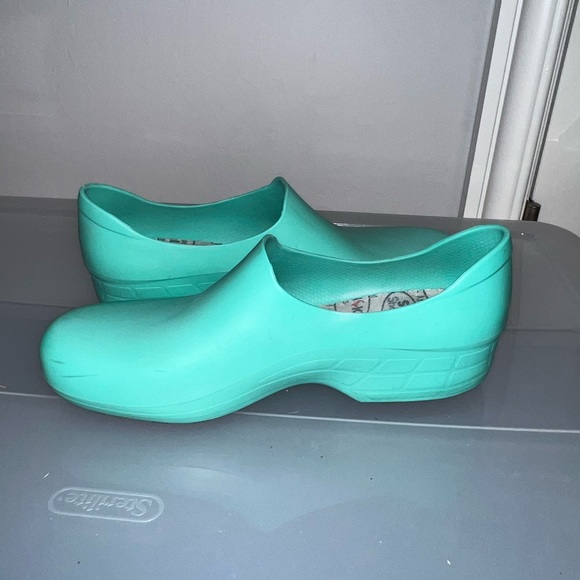 Sticky Shoes W8 Nursing, Chef, Kitchen,Work Clogs Waterproof NonSlip Light Green - Picture 10 of 13